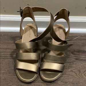 Universal thread bronze heels sz 6.5
